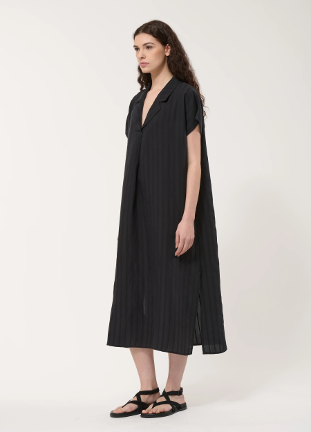 HUMILITY marca francesa de ropa de mujer con un estilo atemporal y casual.