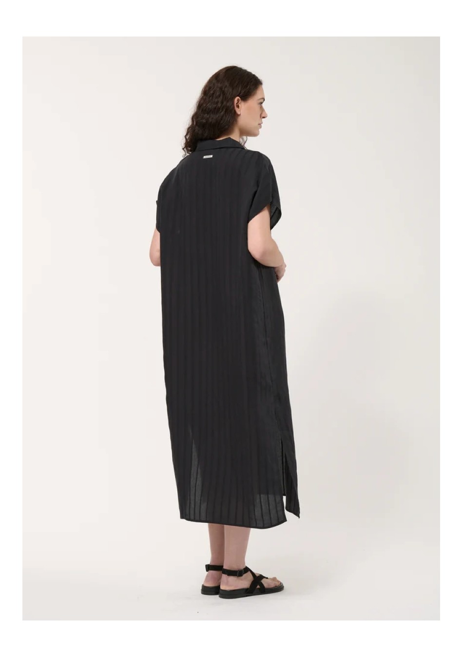 HUMILITY marca francesa de ropa de mujer con un estilo atemporal y casual.