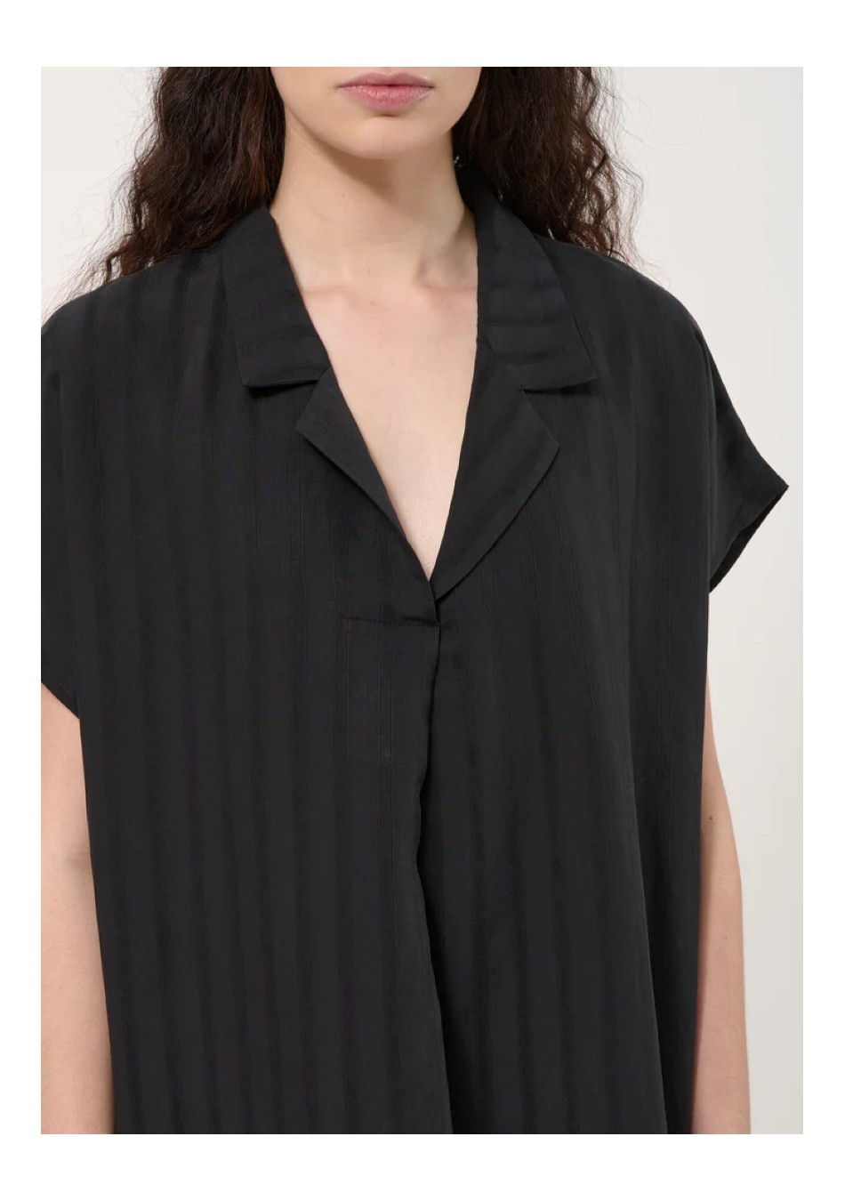 HUMILITY marca francesa de ropa de mujer con un estilo atemporal y casual.