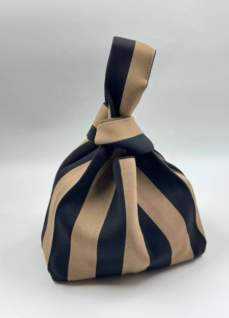 Tokeii Knit Studio combina diseño moderno, tradición textil japonesa y materiales sostenibles en accesorios de punto únicos y fu
