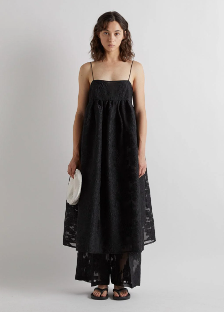 MEIMEIJ marca de prendas elegantes, femeninas y fabricadas con tejidos de alta calidad que combinan diseño italiano, comodidad y
