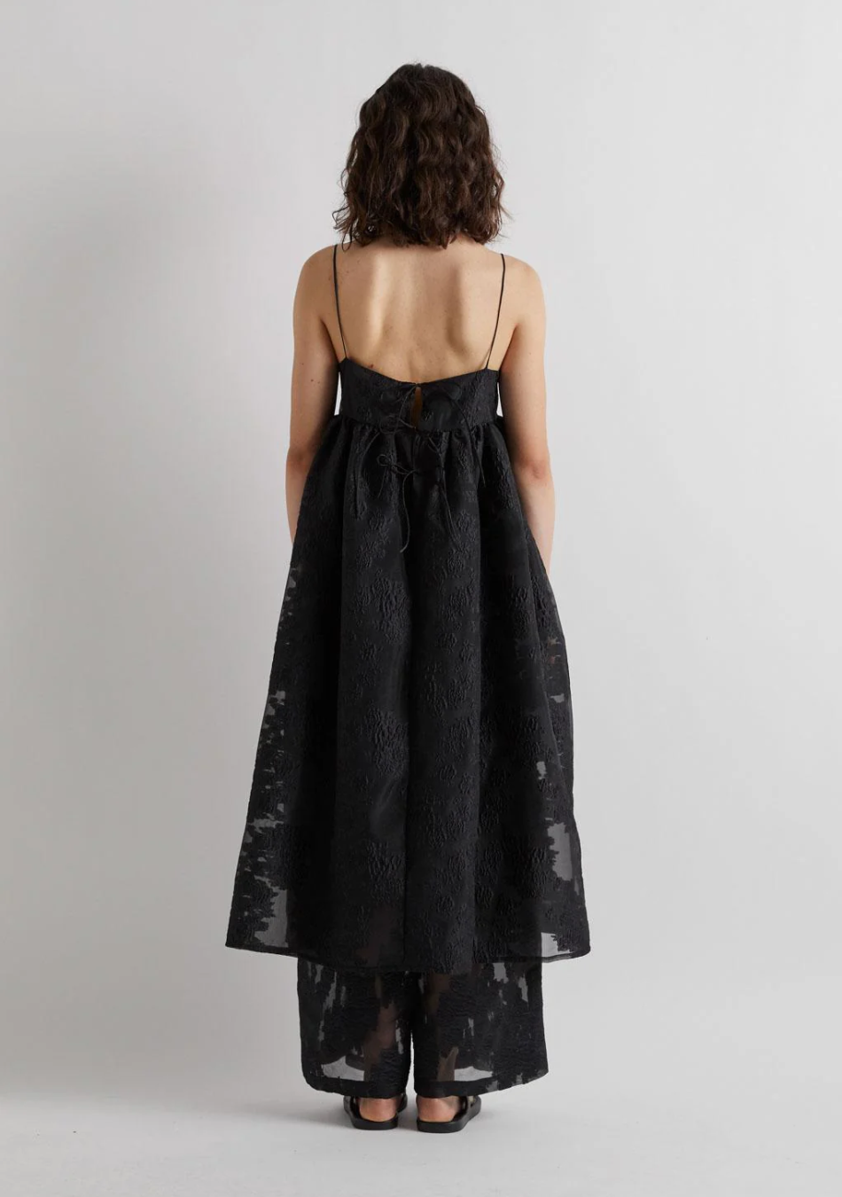 MEIMEIJ marca de prendas elegantes, femeninas y fabricadas con tejidos de alta calidad que combinan diseño italiano, comodidad y