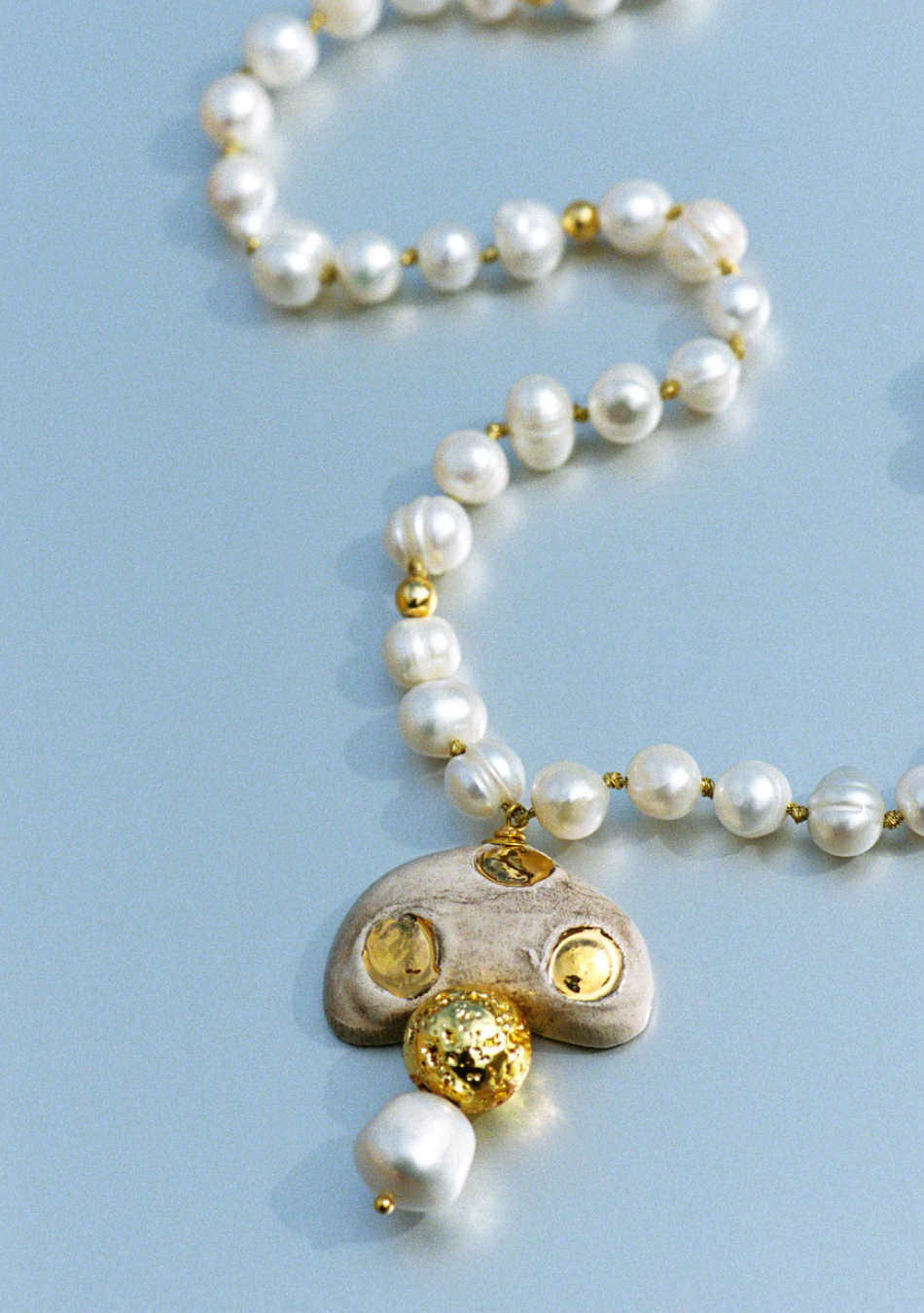 CASHFANA es una marca de joyería artesanal que crea piezas únicas inspiradas en el Mediterráneo.