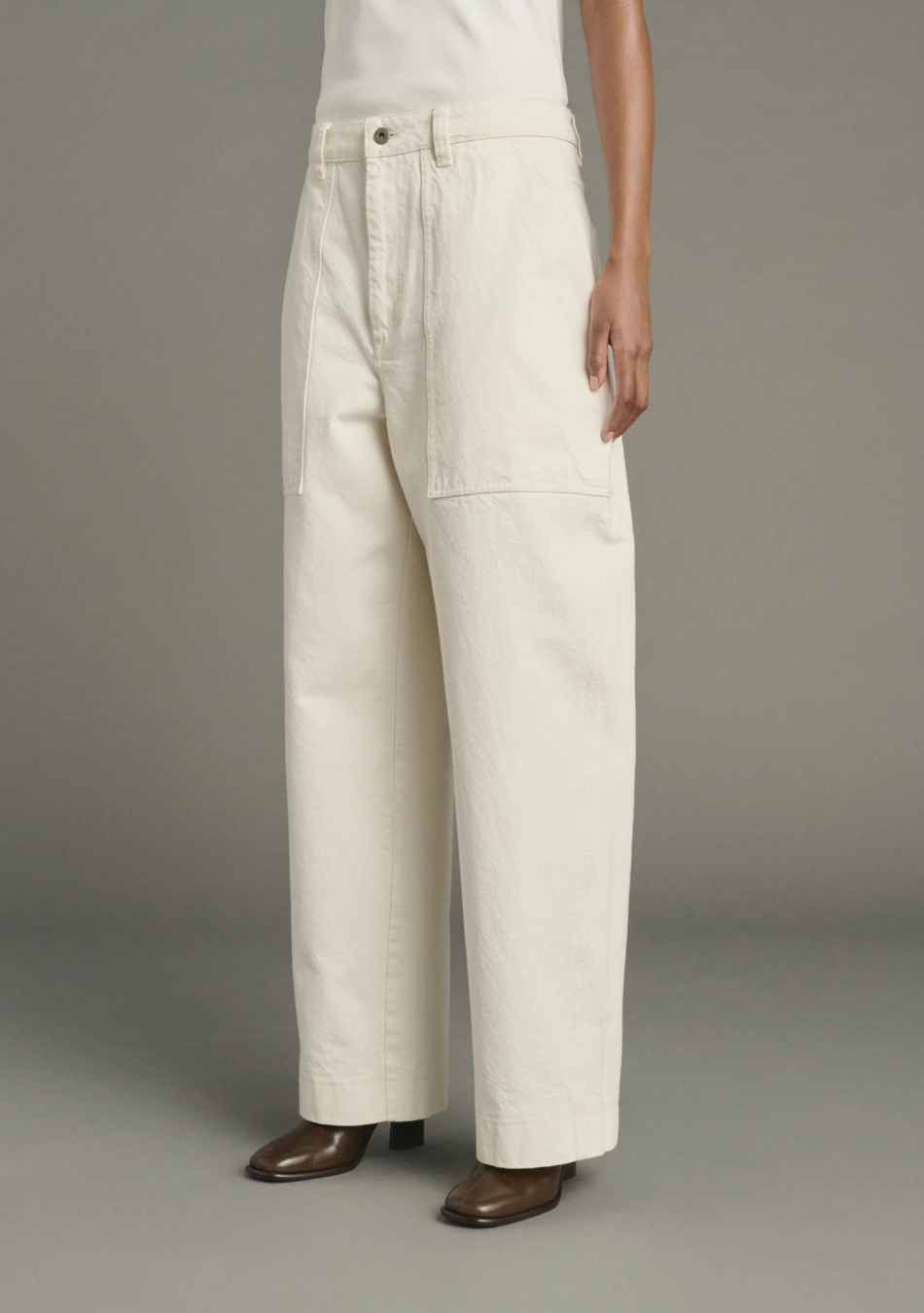 SOEUR es una marca francesa de moda femenina que combina elegancia, sencillez y un estilo contemporáneo