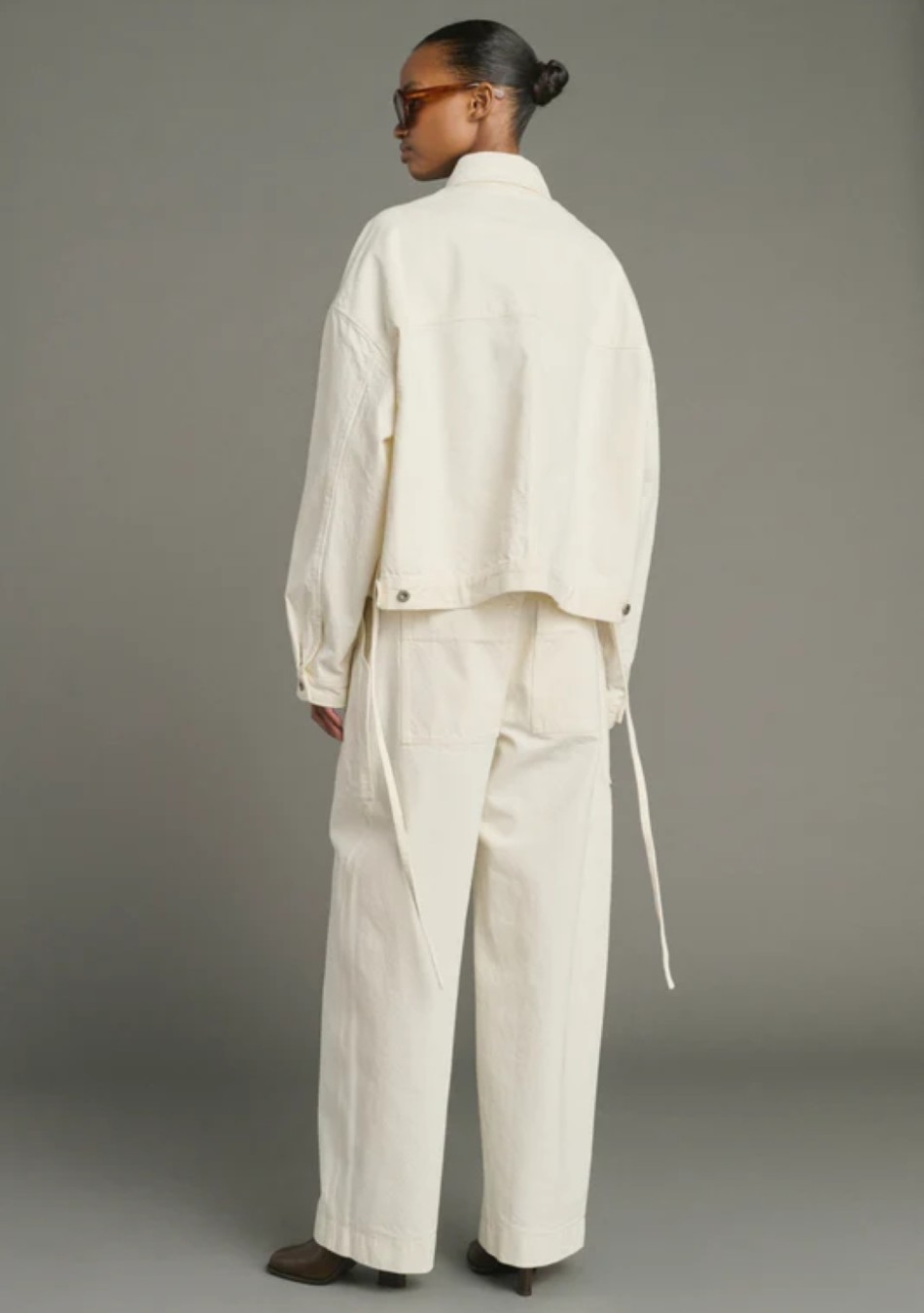 SOEUR es una marca francesa de moda femenina que combina elegancia, sencillez y un estilo contemporáneo