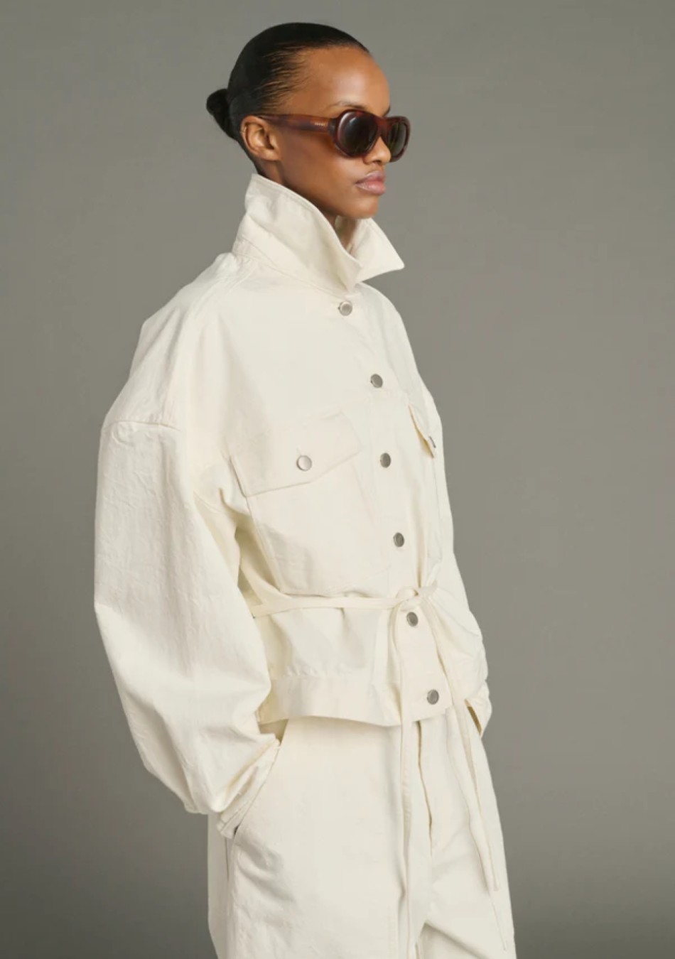 SOEUR es una marca francesa de moda femenina que combina elegancia, sencillez y un estilo contemporáneo
