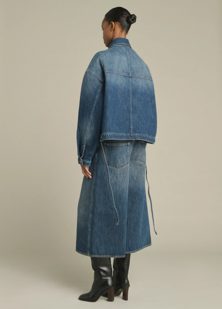 SOEUR es una marca francesa de moda femenina que combina elegancia, sencillez y un estilo contemporáneo