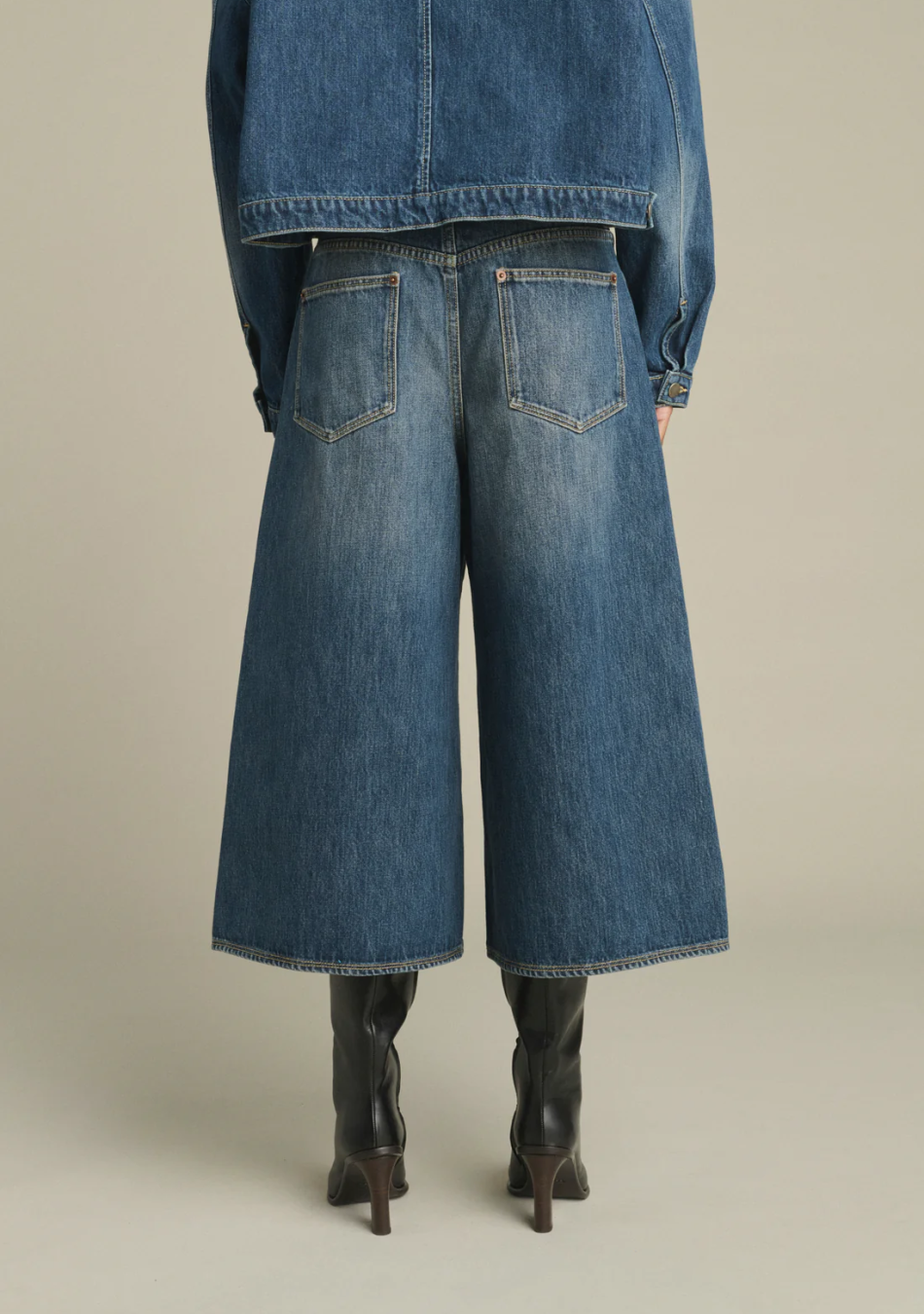 SOEUR es una marca francesa de moda femenina que combina elegancia, sencillez y un estilo contemporáneo