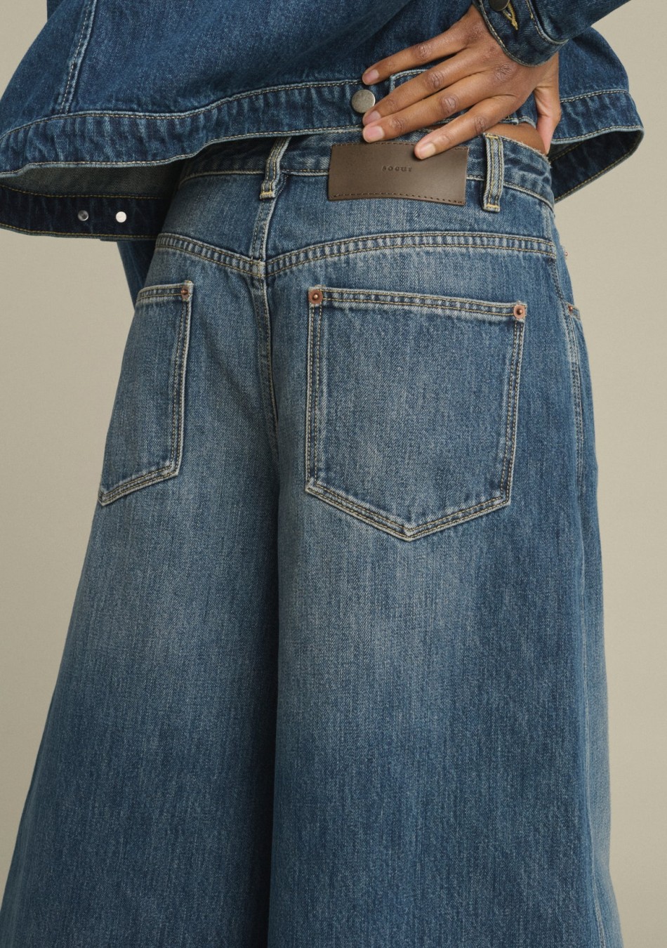 SOEUR es una marca francesa de moda femenina que combina elegancia, sencillez y un estilo contemporáneo