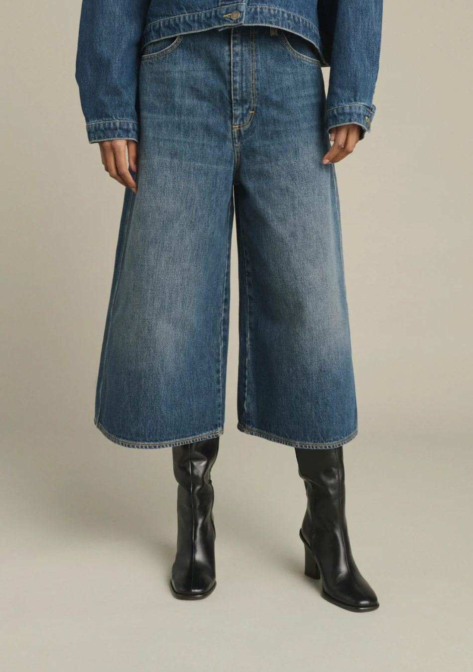 SOEUR es una marca francesa de moda femenina que combina elegancia, sencillez y un estilo contemporáneo