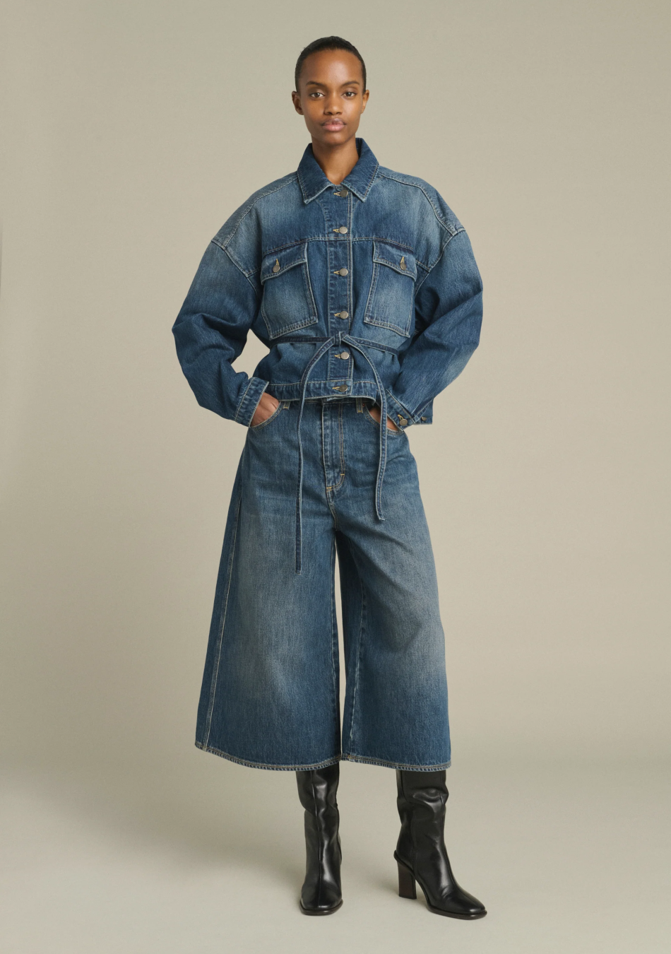 SOEUR es una marca francesa de moda femenina que combina elegancia, sencillez y un estilo contemporáneo