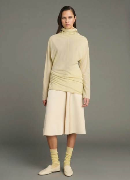 SOEUR es una marca francesa de moda femenina que combina elegancia, sencillez y un estilo contemporáneo
