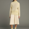 SOEUR es una marca francesa de moda femenina que combina elegancia, sencillez y un estilo contemporáneo