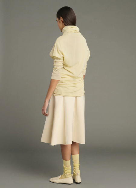 SOEUR es una marca francesa de moda femenina que combina elegancia, sencillez y un estilo contemporáneo 2