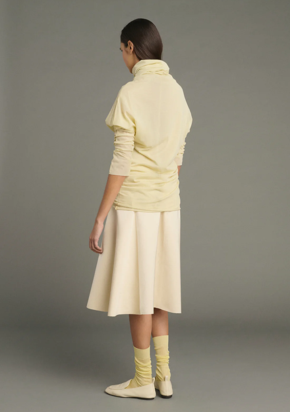 SOEUR es una marca francesa de moda femenina que combina elegancia, sencillez y un estilo contemporáneo