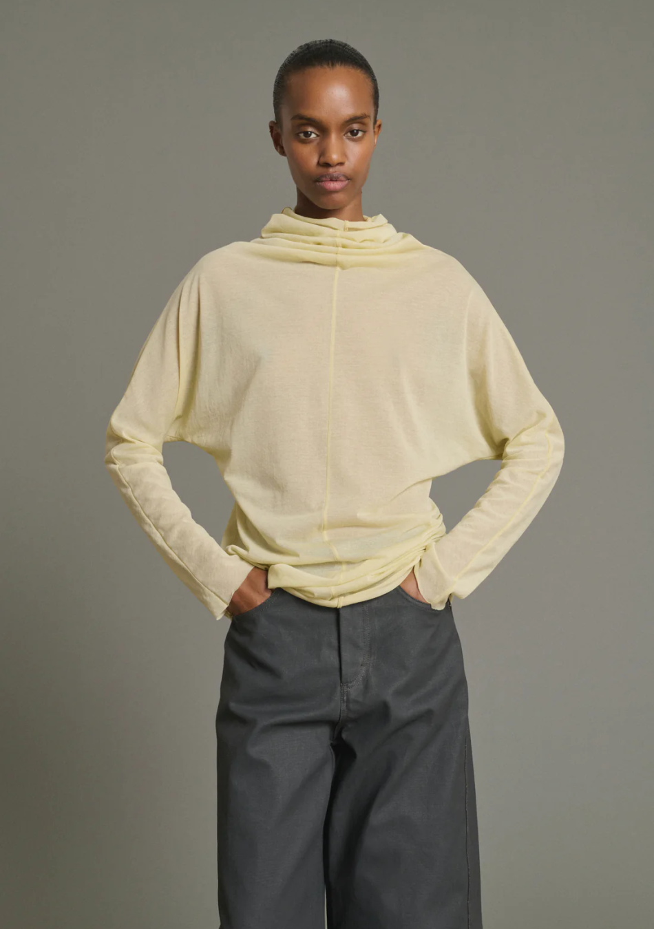 SOEUR es una marca francesa de moda femenina que combina elegancia, sencillez y un estilo contemporáneo