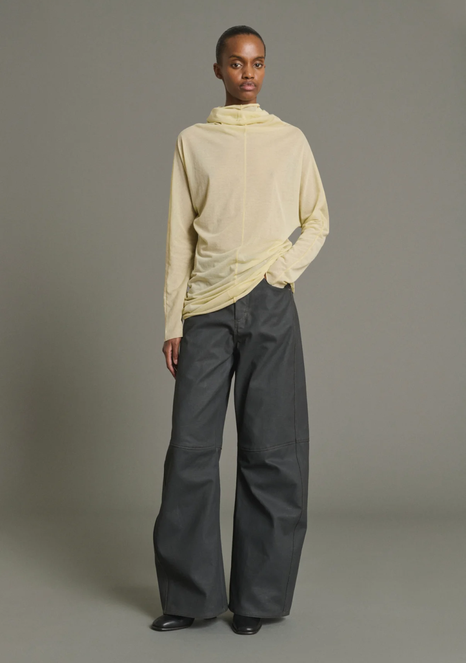 SOEUR es una marca francesa de moda femenina que combina elegancia, sencillez y un estilo contemporáneo
