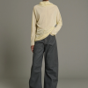 SOEUR es una marca francesa de moda femenina que combina elegancia, sencillez y un estilo contemporáneo