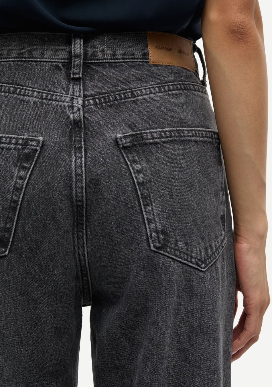 SAMSOE SAMSOE marca de moda escandinava con un diseño contemporáneo y minimalista.
