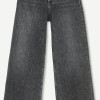 SAMSOE SAMSOE marca de moda escandinava con un diseño contemporáneo y minimalista.