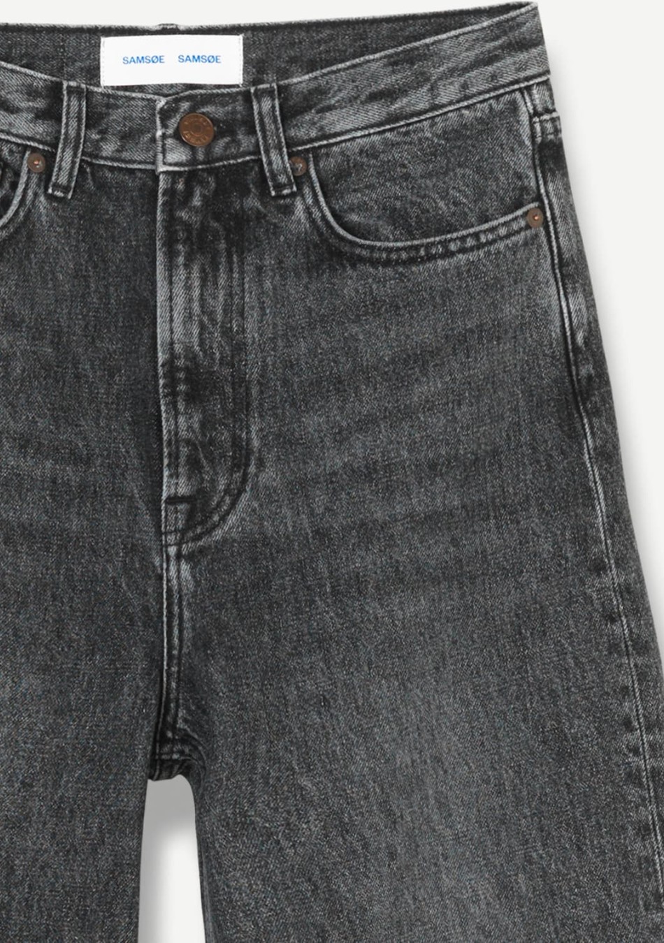 SAMSOE SAMSOE marca de moda escandinava con un diseño contemporáneo y minimalista.