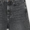 SAMSOE SAMSOE marca de moda escandinava con un diseño contemporáneo y minimalista.