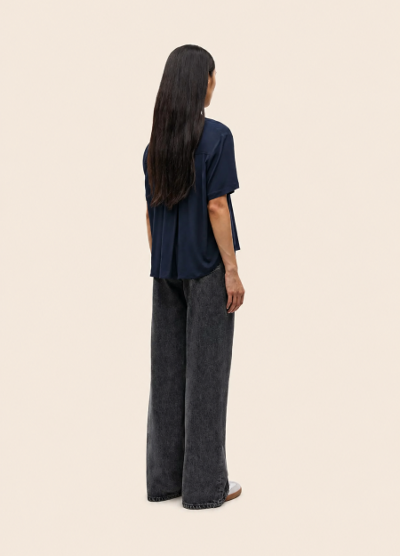 SAMSOE SAMSOE marca de moda escandinava con un diseño contemporáneo y minimalista. 2