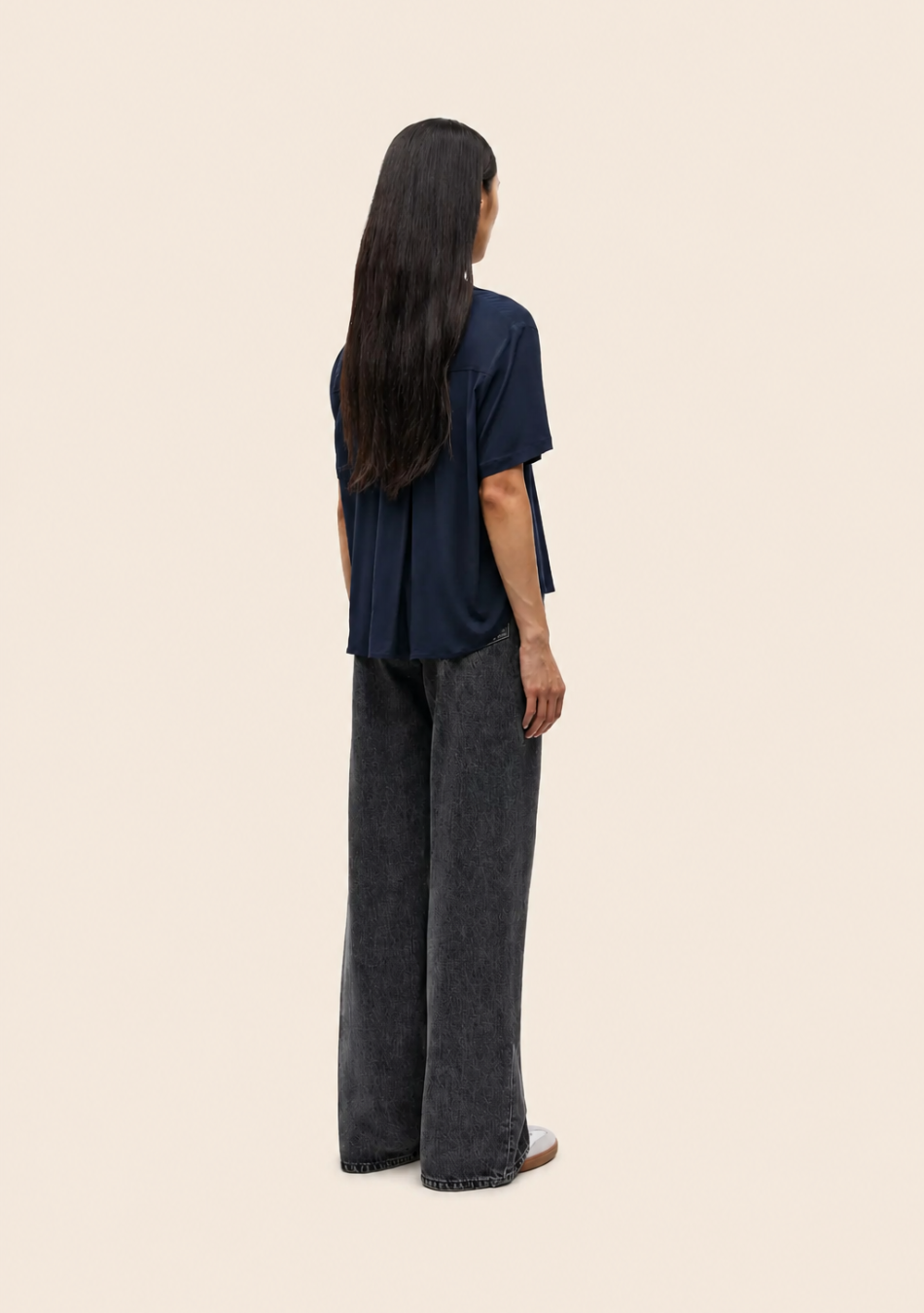 SAMSOE SAMSOE marca de moda escandinava con un diseño contemporáneo y minimalista.