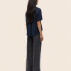 SAMSOE SAMSOE marca de moda escandinava con un diseño contemporáneo y minimalista.