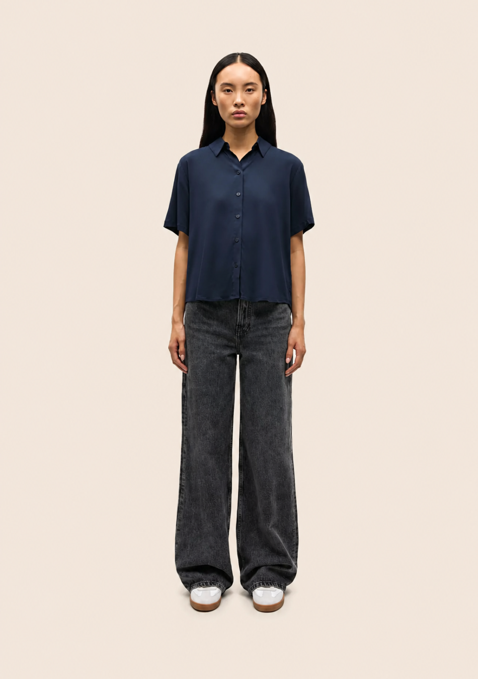 SAMSOE SAMSOE marca de moda escandinava con un diseño contemporáneo y minimalista.