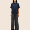 SAMSOE SAMSOE marca de moda escandinava con un diseño contemporáneo y minimalista.