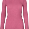SAMSOE SAMSOE marca de moda escandinava con un diseño contemporáneo y minimalista.