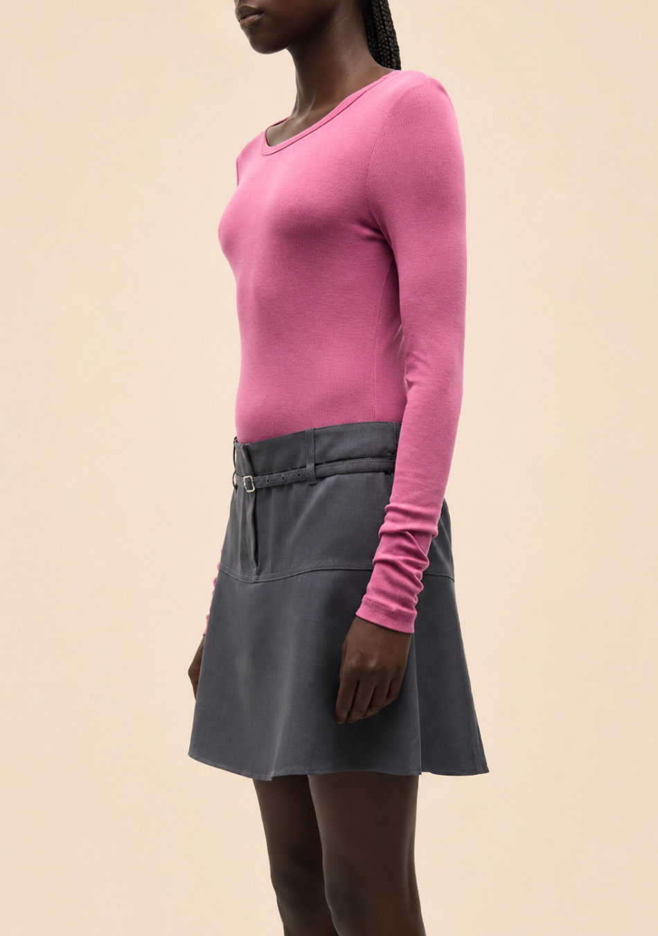 SAMSOE SAMSOE marca de moda escandinava con un diseño contemporáneo y minimalista.