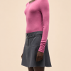 SAMSOE SAMSOE marca de moda escandinava con un diseño contemporáneo y minimalista.