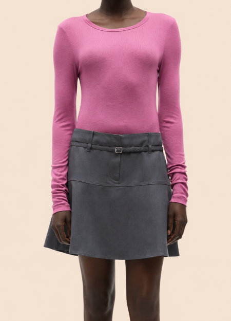SAMSOE SAMSOE marca de moda escandinava con un diseño contemporáneo y minimalista.