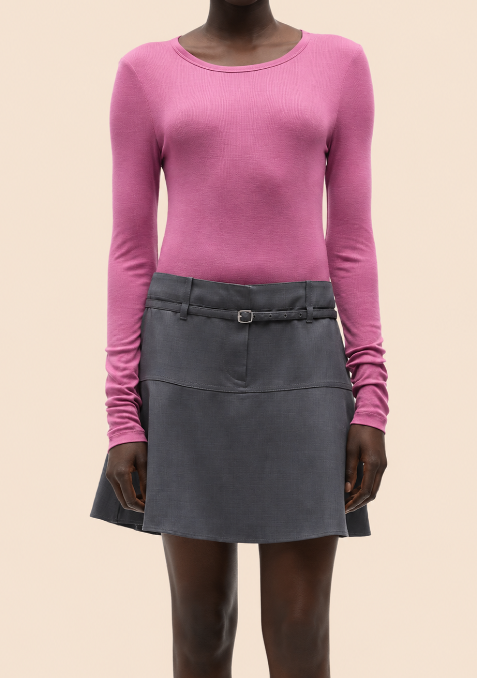 SAMSOE SAMSOE marca de moda escandinava con un diseño contemporáneo y minimalista.