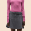 SAMSOE SAMSOE marca de moda escandinava con un diseño contemporáneo y minimalista.