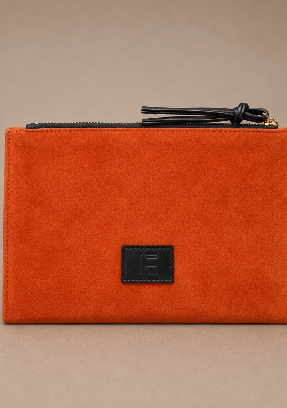 INOUI es una marca que representa sofisticación, minimalismo y carácter. Cada creación está diseñada para personas que valoran l
