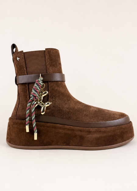 GIO+ es una marca italiana que combina diseño contemporáneo, calidad y estilo en cada colección. Sus propuestas destacan por una 2
