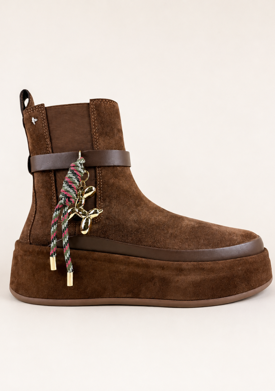 GIO+ es una marca italiana que combina diseño contemporáneo, calidad y estilo en cada colección. Sus propuestas destacan por una