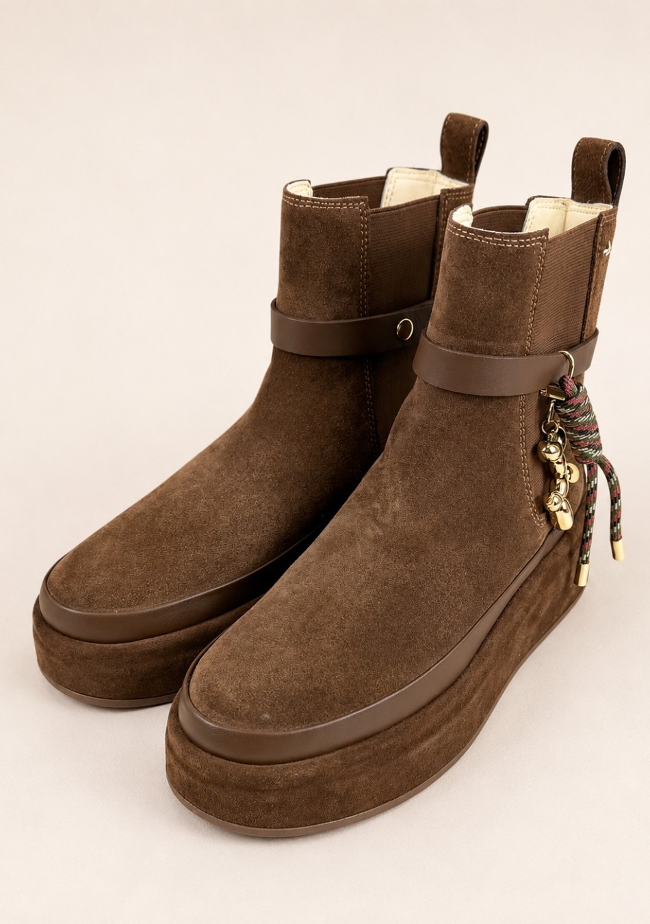 GIO+ es una marca italiana que combina diseño contemporáneo, calidad y estilo en cada colección. Sus propuestas destacan por una