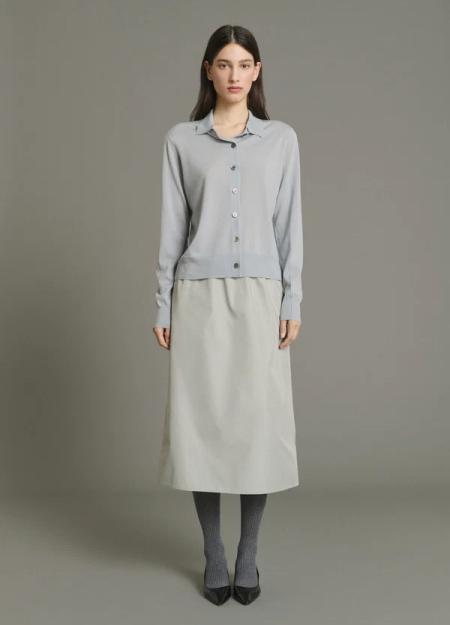 SOEUR es una marca francesa de moda femenina que combina elegancia, sencillez y un estilo contemporáneo