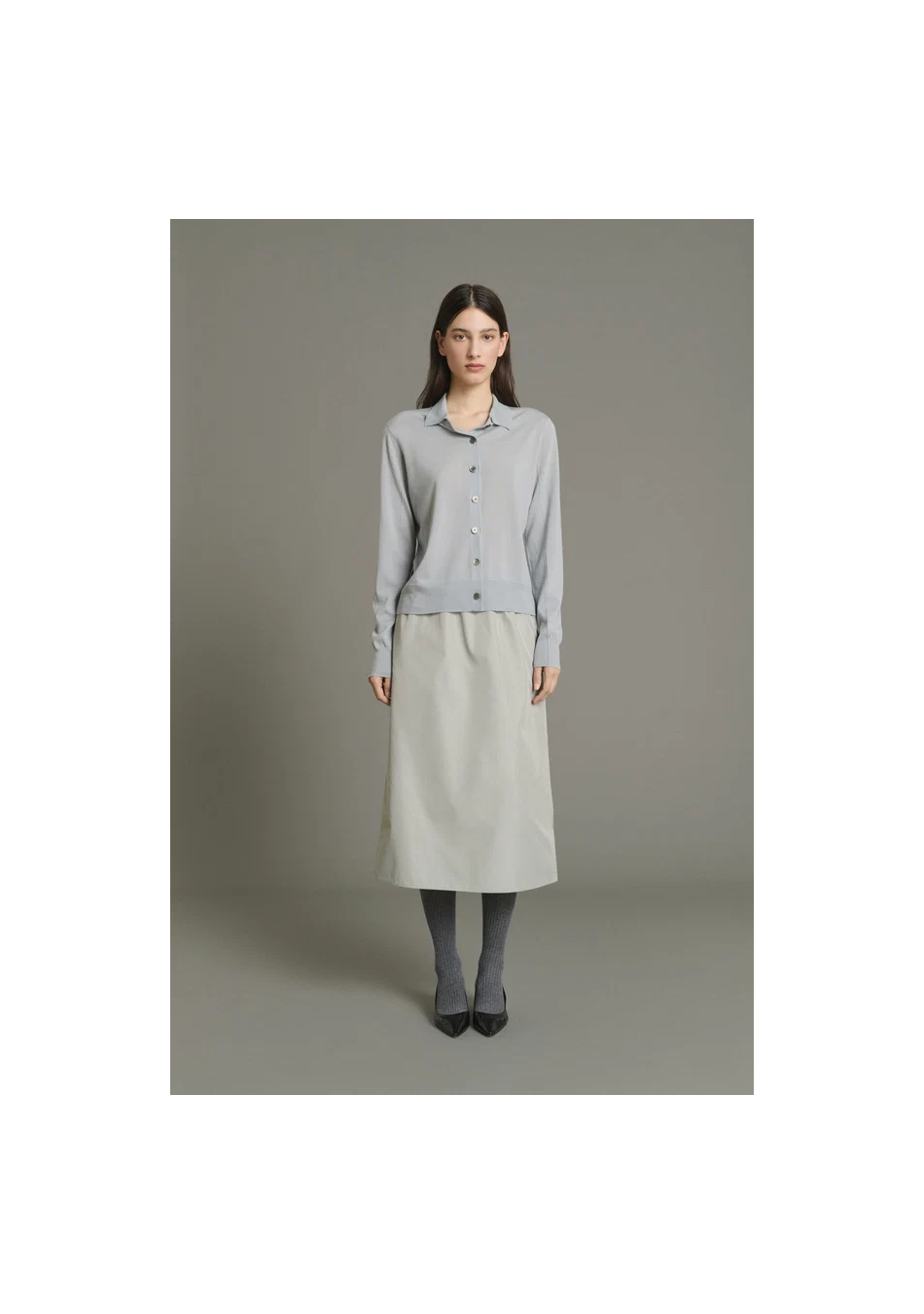 SOEUR es una marca francesa de moda femenina que combina elegancia, sencillez y un estilo contemporáneo