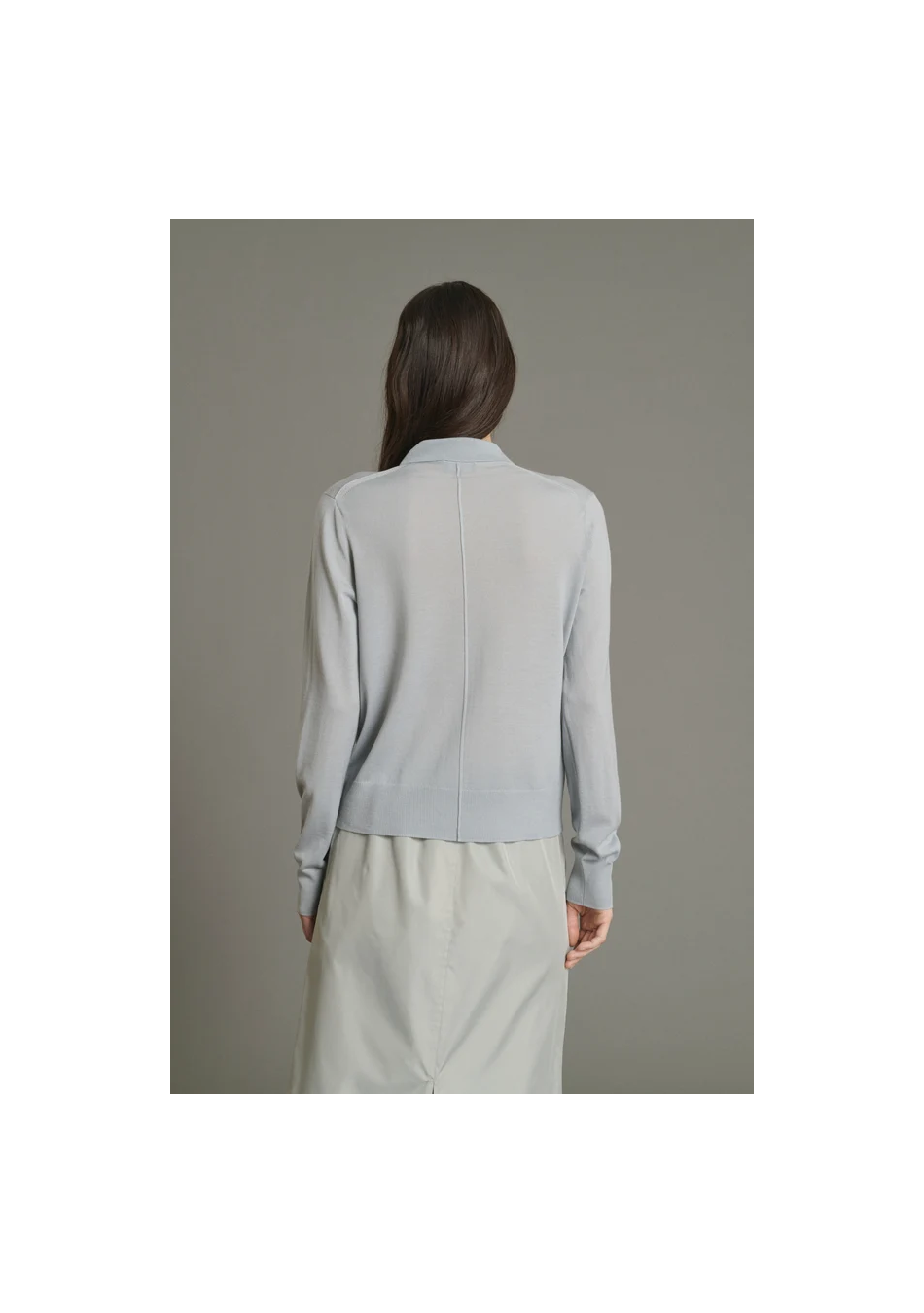 SOEUR es una marca francesa de moda femenina que combina elegancia, sencillez y un estilo contemporáneo