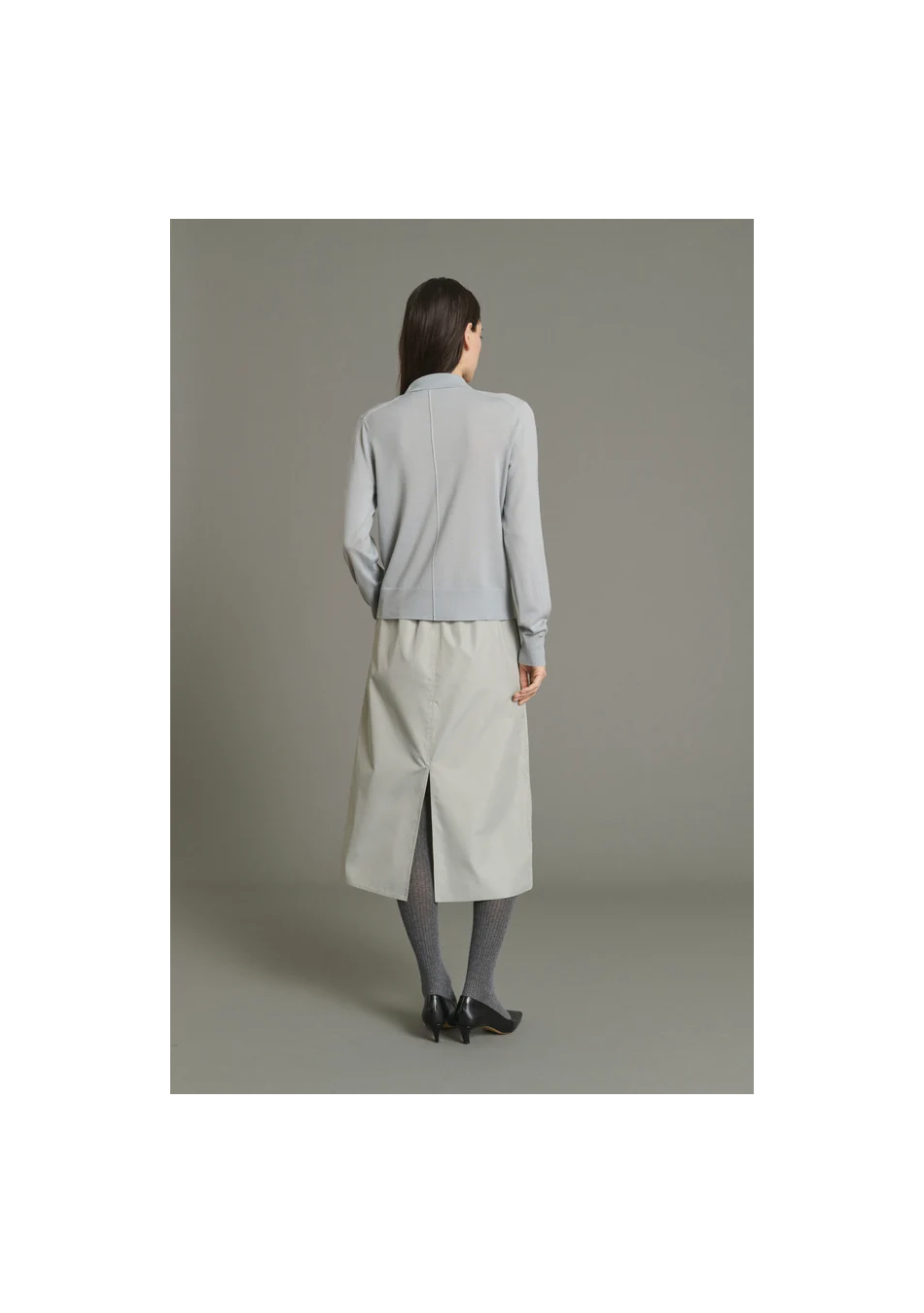 SOEUR es una marca francesa de moda femenina que combina elegancia, sencillez y un estilo contemporáneo