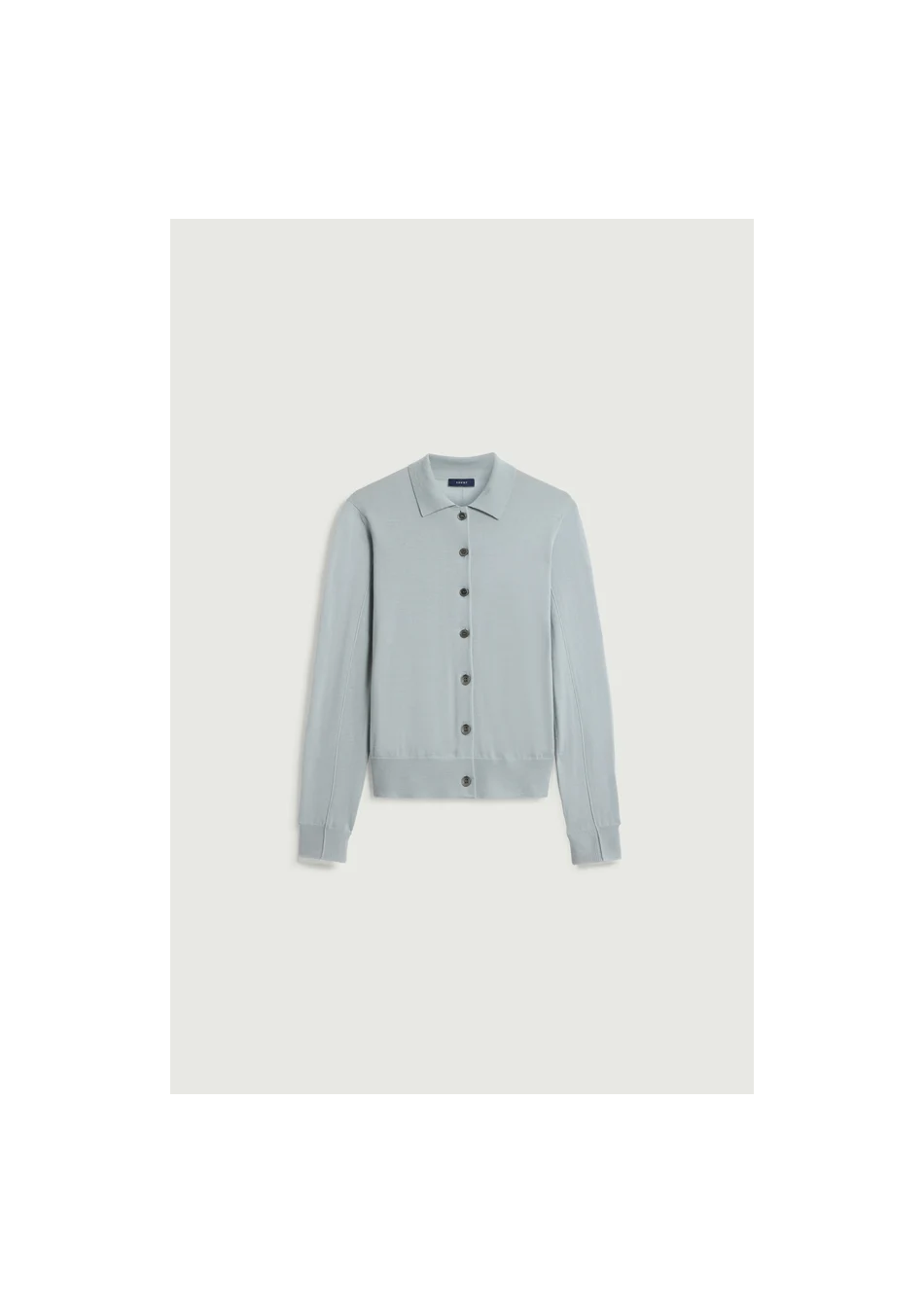 SOEUR es una marca francesa de moda femenina que combina elegancia, sencillez y un estilo contemporáneo