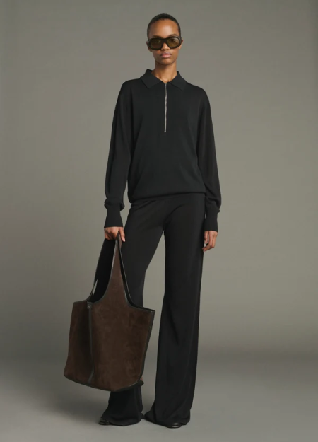 SOEUR es una marca francesa de moda femenina que combina elegancia, sencillez y un estilo contemporáneo