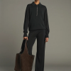 SOEUR es una marca francesa de moda femenina que combina elegancia, sencillez y un estilo contemporáneo