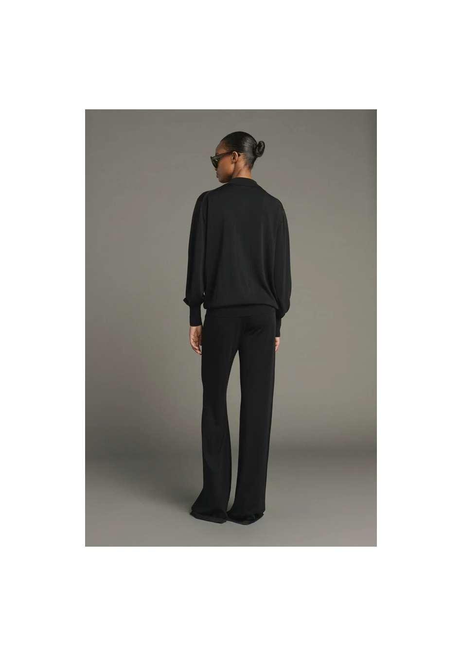 SOEUR es una marca francesa de moda femenina que combina elegancia, sencillez y un estilo contemporáneo