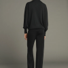 SOEUR es una marca francesa de moda femenina que combina elegancia, sencillez y un estilo contemporáneo